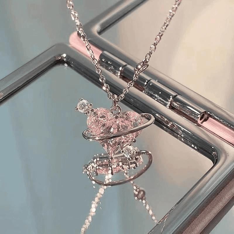 Cosmo Amor — Collar Corazón con Anillo Planetario