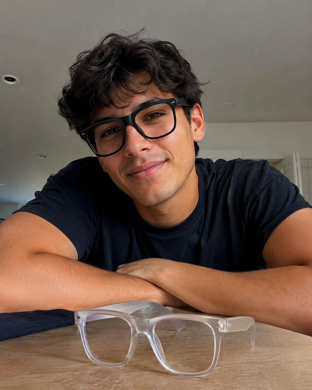Cliente mostrando gafas Wayfarer transparentes