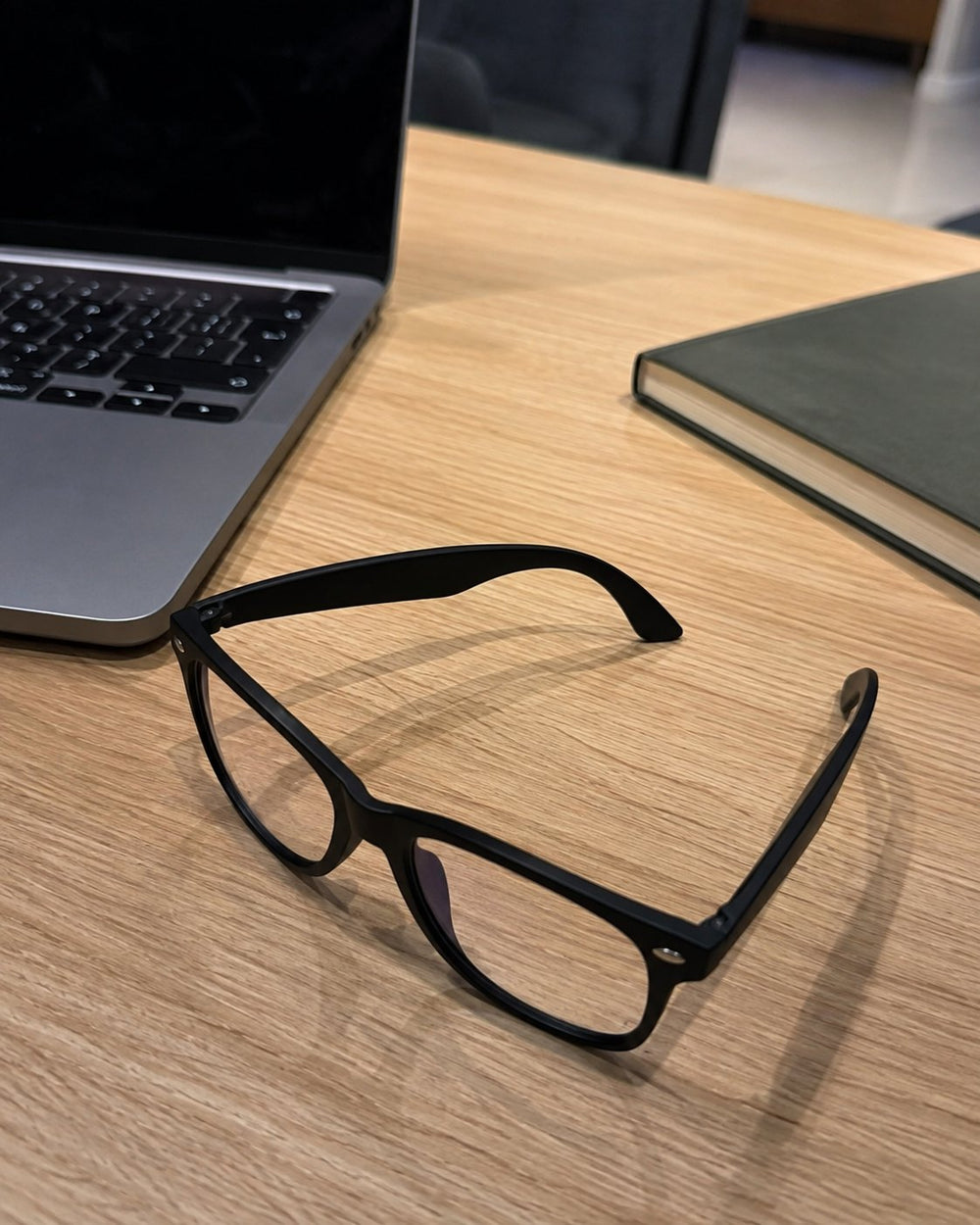 Mujer usando gafas Wayfarer transparentes