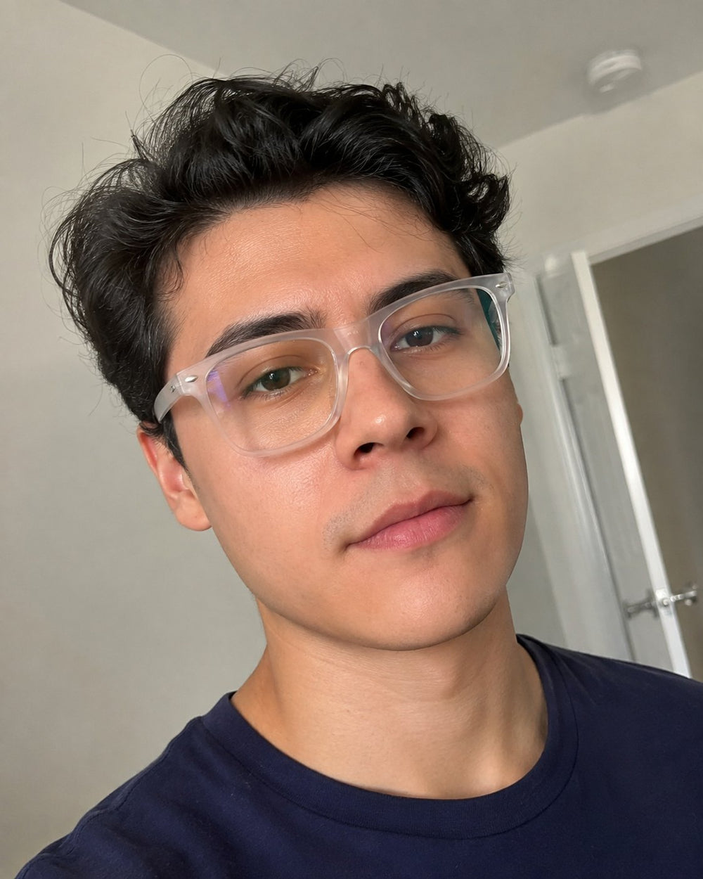 Cliente mostrando sus dos gafas Wayfarer